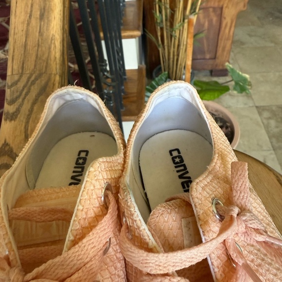 Converse ladies, pink, low top sneaker, lace up ladies size 9 - Picture 8 of 10